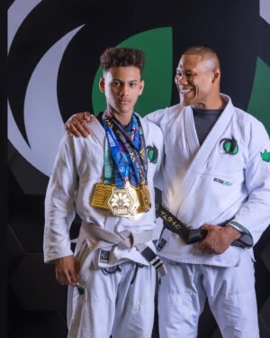 Ronaldo Souza Instagram - Passando o legado adiante.
Uma vitória que transcende os tatames: compartilhar minha paixão pelo Jiu-Jitsu com meus maiores tesouros. Nada se compara à honra de ser um campeão mundial, mas ver meus filhos treinando e compartilhando desse universo é minha maior conquista. Juntos, somos uma equipe imbatível dentro e fora dos tatames. Meu filho mais novo, Noah, mesmo que não treine tanto, possui um talento imenso. Ryan, meu filho do meio, treina diligentemente todos os dias, e tenho certeza de que ele se tornará um grande campeão. Quanto ao meu filho mais velho, Enzo, ele espelha minha própria jornada, já que sua paixão começou com o judô. Acredito que todos eles têm um futuro brilhante pela frente. 🏆🥋💪 #FamíliaJiuJitsu #CampeãoMundial #Legado #JiuJitsuParaTodos #PaiOrgulhoso”

🐊 @jacaremartialarts 
🥋 @kingzkimonos 
📸 @samsacramento 

A victory that transcends the mats: sharing my passion for Jiu-Jitsu with my greatest treasures. Nothing compares to the honor of being a world champion, but seeing my kids follow in my footsteps and share in this universe is my greatest achievement. Together, we’re an unbeatable team both on and off the mats. My youngest, Noah, though he may not train as much, possesses immense talent. Ryan, my middle son, trains diligently every day, and I’m certain he’ll become a great champion. As for my eldest, Enzo, he mirrors my own journey, as his passion began with judo. I believe they all have a bright future ahead. 🏆🥋💪 #JiuJitsuFamily #WorldChampion #Legacy #JiuJitsuForAll #ProudDad”