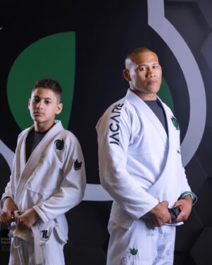 Ronaldo Souza Instagram - Passando o legado adiante.
Uma vitória que transcende os tatames: compartilhar minha paixão pelo Jiu-Jitsu com meus maiores tesouros. Nada se compara à honra de ser um campeão mundial, mas ver meus filhos treinando e compartilhando desse universo é minha maior conquista. Juntos, somos uma equipe imbatível dentro e fora dos tatames. Meu filho mais novo, Noah, mesmo que não treine tanto, possui um talento imenso. Ryan, meu filho do meio, treina diligentemente todos os dias, e tenho certeza de que ele se tornará um grande campeão. Quanto ao meu filho mais velho, Enzo, ele espelha minha própria jornada, já que sua paixão começou com o judô. Acredito que todos eles têm um futuro brilhante pela frente. 🏆🥋💪 #FamíliaJiuJitsu #CampeãoMundial #Legado #JiuJitsuParaTodos #PaiOrgulhoso”

🐊 @jacaremartialarts 
🥋 @kingzkimonos 
📸 @samsacramento 

A victory that transcends the mats: sharing my passion for Jiu-Jitsu with my greatest treasures. Nothing compares to the honor of being a world champion, but seeing my kids follow in my footsteps and share in this universe is my greatest achievement. Together, we’re an unbeatable team both on and off the mats. My youngest, Noah, though he may not train as much, possesses immense talent. Ryan, my middle son, trains diligently every day, and I’m certain he’ll become a great champion. As for my eldest, Enzo, he mirrors my own journey, as his passion began with judo. I believe they all have a bright future ahead. 🏆🥋💪 #JiuJitsuFamily #WorldChampion #Legacy #JiuJitsuForAll #ProudDad”