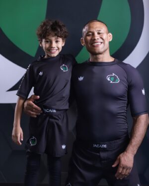 Ronaldo Souza Instagram - Passando o legado adiante.
Uma vitória que transcende os tatames: compartilhar minha paixão pelo Jiu-Jitsu com meus maiores tesouros. Nada se compara à honra de ser um campeão mundial, mas ver meus filhos treinando e compartilhando desse universo é minha maior conquista. Juntos, somos uma equipe imbatível dentro e fora dos tatames. Meu filho mais novo, Noah, mesmo que não treine tanto, possui um talento imenso. Ryan, meu filho do meio, treina diligentemente todos os dias, e tenho certeza de que ele se tornará um grande campeão. Quanto ao meu filho mais velho, Enzo, ele espelha minha própria jornada, já que sua paixão começou com o judô. Acredito que todos eles têm um futuro brilhante pela frente. 🏆🥋💪 #FamíliaJiuJitsu #CampeãoMundial #Legado #JiuJitsuParaTodos #PaiOrgulhoso”

🐊 @jacaremartialarts 
🥋 @kingzkimonos 
📸 @samsacramento 

A victory that transcends the mats: sharing my passion for Jiu-Jitsu with my greatest treasures. Nothing compares to the honor of being a world champion, but seeing my kids follow in my footsteps and share in this universe is my greatest achievement. Together, we’re an unbeatable team both on and off the mats. My youngest, Noah, though he may not train as much, possesses immense talent. Ryan, my middle son, trains diligently every day, and I’m certain he’ll become a great champion. As for my eldest, Enzo, he mirrors my own journey, as his passion began with judo. I believe they all have a bright future ahead. 🏆🥋💪 #JiuJitsuFamily #WorldChampion #Legacy #JiuJitsuForAll #ProudDad”