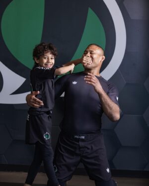Ronaldo Souza Instagram - Passando o legado adiante.
Uma vitória que transcende os tatames: compartilhar minha paixão pelo Jiu-Jitsu com meus maiores tesouros. Nada se compara à honra de ser um campeão mundial, mas ver meus filhos treinando e compartilhando desse universo é minha maior conquista. Juntos, somos uma equipe imbatível dentro e fora dos tatames. Meu filho mais novo, Noah, mesmo que não treine tanto, possui um talento imenso. Ryan, meu filho do meio, treina diligentemente todos os dias, e tenho certeza de que ele se tornará um grande campeão. Quanto ao meu filho mais velho, Enzo, ele espelha minha própria jornada, já que sua paixão começou com o judô. Acredito que todos eles têm um futuro brilhante pela frente. 🏆🥋💪 #FamíliaJiuJitsu #CampeãoMundial #Legado #JiuJitsuParaTodos #PaiOrgulhoso”

🐊 @jacaremartialarts 
🥋 @kingzkimonos 
📸 @samsacramento 

A victory that transcends the mats: sharing my passion for Jiu-Jitsu with my greatest treasures. Nothing compares to the honor of being a world champion, but seeing my kids follow in my footsteps and share in this universe is my greatest achievement. Together, we’re an unbeatable team both on and off the mats. My youngest, Noah, though he may not train as much, possesses immense talent. Ryan, my middle son, trains diligently every day, and I’m certain he’ll become a great champion. As for my eldest, Enzo, he mirrors my own journey, as his passion began with judo. I believe they all have a bright future ahead. 🏆🥋💪 #JiuJitsuFamily #WorldChampion #Legacy #JiuJitsuForAll #ProudDad”