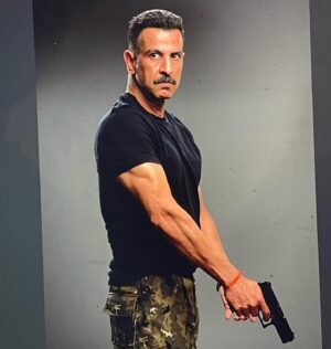 Ronit Roy Instagram - Kya bol reheli hai public?