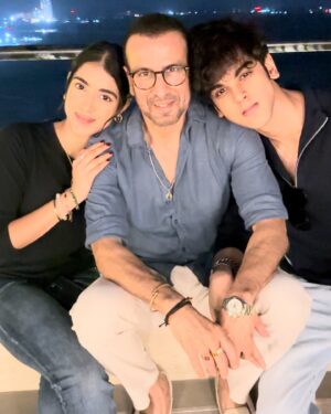 Ronit Roy Instagram - I feel like I am the most loved father in the world. And just happens that they’re my whole world. Received tons of love hugs kisses and a screening of my debut film #jaanterenaam this evening and a cake that caught fire and revealed my world!!! It’s true. You discover what really matters when you get through the fire . I live y’all mostest @aadorboseroy @agasthyaboseroy @neelamboseroy