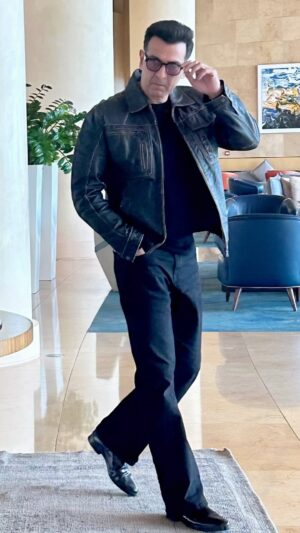 Ronit Roy Instagram - Lift Se nikla toh kuch ladies ne kaha “Aap bahut handsome lag rahe ho” maine socha chalo photos leke reel bana lete hain!
