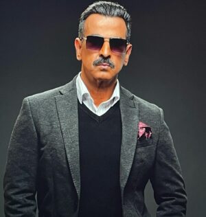 Ronit Roy Instagram - Kya bol reheli hai public?