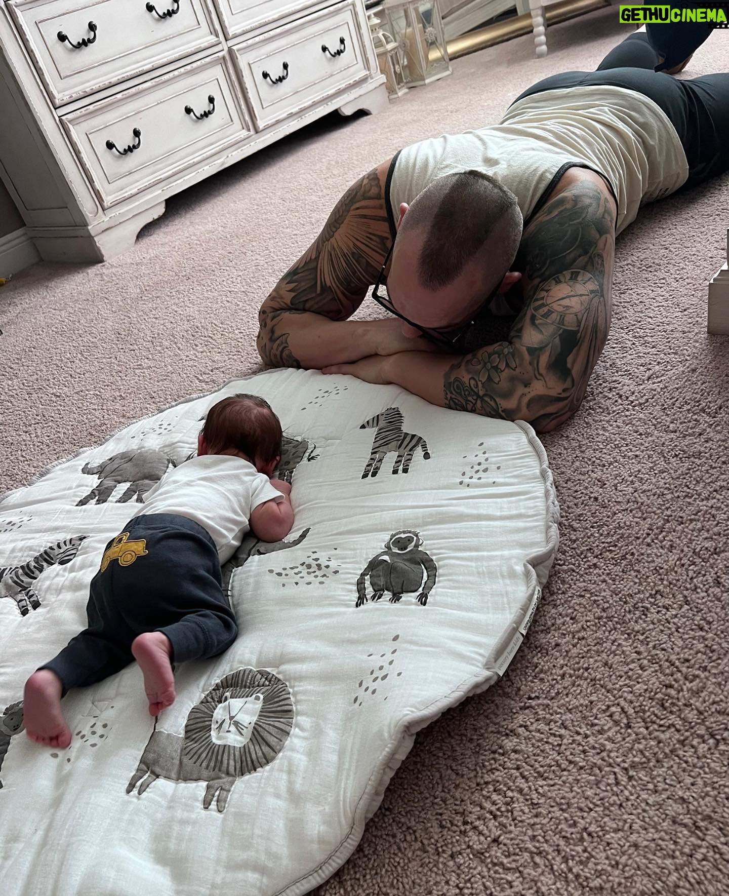 Ronnie Arneill - 9.2K Likes - Tummy time with poppa ❤️
#AustinJay