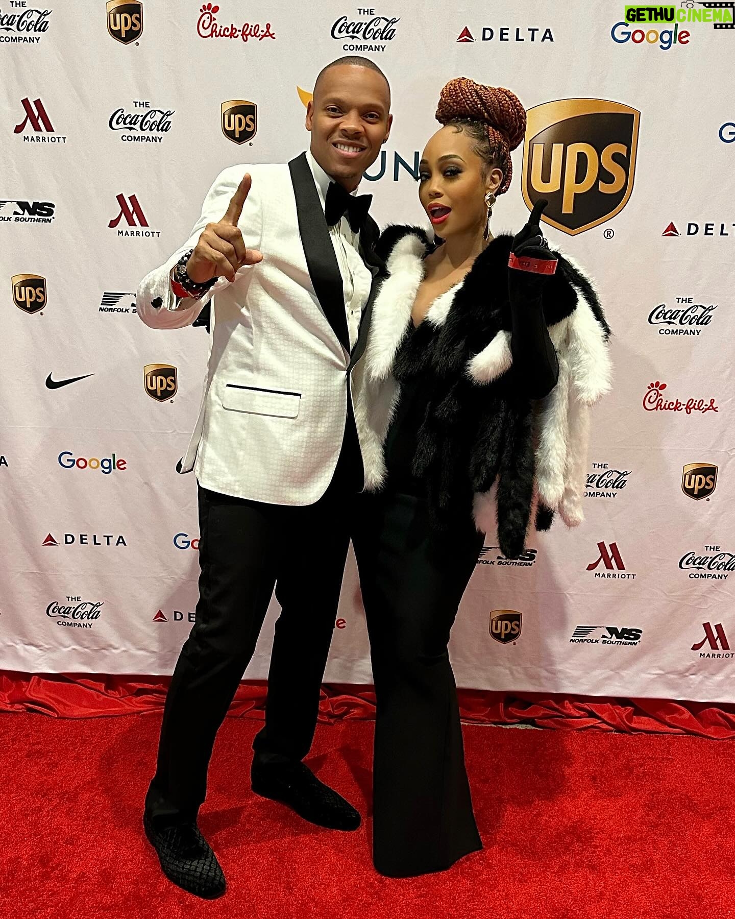 Ronnie DeVoe - 4.7K Likes - The Mayors Masked Ball Atlanta 2023 raised in upwards of 4 million dollars for the @UNCF last night!!!
Man, it felt great for me, @ShamariDeVoe and the @DeVoeTwins to give $10k on behalf of the DeVoe, Payne, Fears and Ballou familyā¦
We all have a duty to support our future young black scholars, leaders, entrepreneurs and professionals.
Shouts to @JustineNormanBoyd for taking care of us and organizing such an incredible event!
Giving back never looked so goodā¦
#DeVoeted
#UNCFMayorsBallAtl23