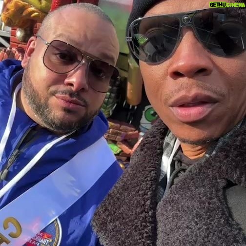 Ronnie DeVoe - 5K Likes - Happy Thanksgivingā¦!
#DeVoeted
#macysthanksgivingdayparade
@officialbellbivdevoe
#NE4LIFE
