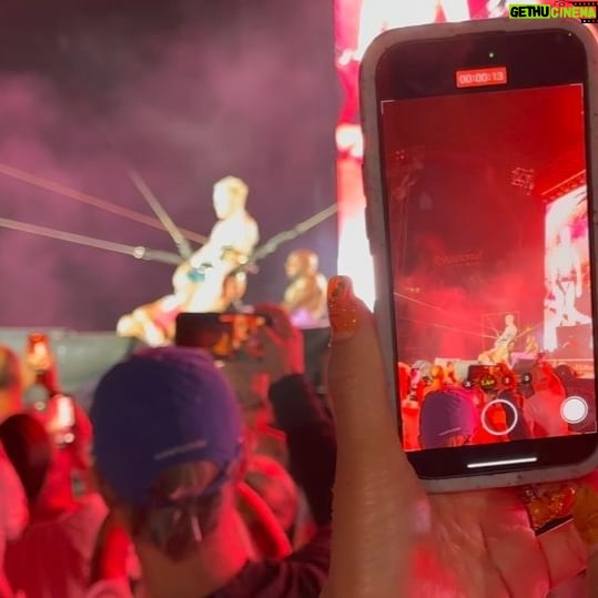 Ronnie DeVoe - 4.4K Likes - @Pink at @FenwayPark is one of my #Top10 concerts of all time! Maybe even #Top5!
The persona, the energy, the sound, the stage, the effects, the acrobats, the LEDās, (takes a breathš), the iconic venue, the seats, the production, the fire, the voice, the smoke, the band, the dancers, the fireworks, the order of songs, man, and thatās just the tip of the iceberg! š¤£
If you havenāt seen her, I suggest you do. Then, if youāre an artist, stick yourself and cancel Christmas after that! š¤£š¤£š¤£