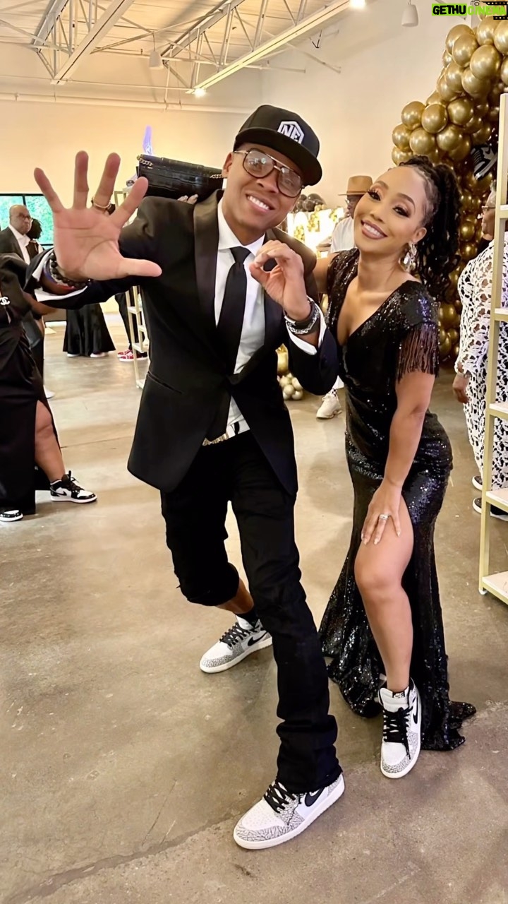 Ronnie DeVoe - 5.3K Likes - Welcome to the #50Club my brother @realjohngray !!! Me, @ShamariDeVoe and the @DeVoeTwins love you 2 life manā¦!
First Lady @IamAventergray laid it out reeeeeal nice for you and your mom shut it down with her video! Had to be there.
The celebration continuesā¦
#DeVoeted