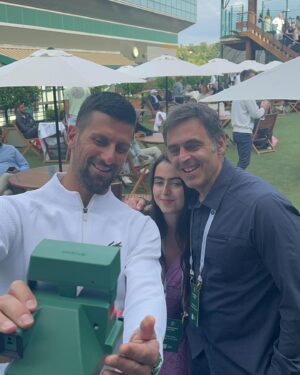 Ronnie O'Sullivan Instagram - Bumped into a 🐐. The 🚀. Great to meet you and your daughter, Ronnie.