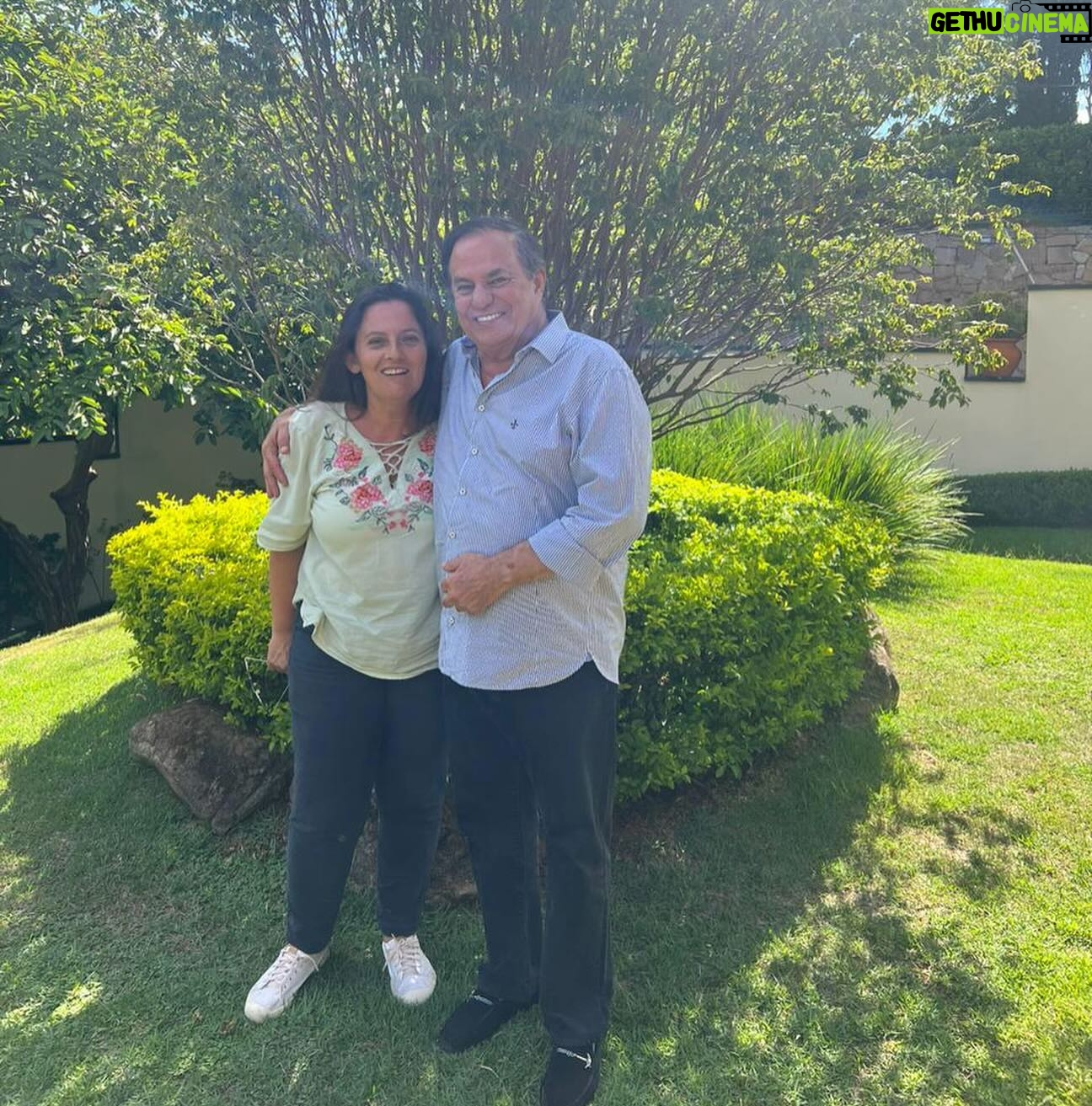 Ronnie Von - 10.1K Likes - Sabe a minha jabuticabeira que tenho o maior xodó? 😍 Pois bem, foi essa bonitinha que me deu. Muito obrigado pelo carinho @anadelgadopaisagismo 💚
Como vocês podem ver ela continua linda e dando muitos frutos! Presentes assim servem para alma e para o coração.
Beijão! 😘