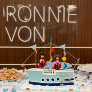 Ronnie Von Instagram - Hoje é meu aniversário! 💙
E eu não poderia ter comemorado de outra forma, com meu irmão ao lado, familiares e amigos de trabalho. 
Quero agradecer todos que fizeram parte dessa linda comemoração. 
Minha produção, que se desdobrou para fazer várias surpresas e entregar um lindo programa. Meu irmão Tony que veio de Petrópolis só para passar essa data comigo. Minha família, filhos e Kika que estiveram comigo em todas as comemorações. A querida da @noemycaangi , boleira oficial da minha familia, que replicou um lindo bolo que tive na infância, que ficou um show diga-se de passagem. E por último, mas não menos importante, meu fã clube que eu amo tanto! Essas bonitinhas que me acompanham por décadas nunca me abandonaram, que sorte a minha! 💙
Obrigado todos que diretamente ou indiretamente estavam comigo hoje. Eu apreciei cada detalhe. ✨

Um beijão! 😘
