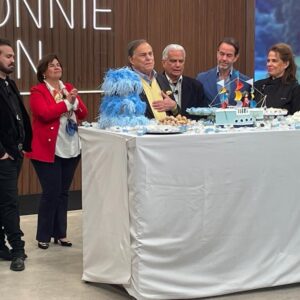 Ronnie Von Instagram - Hoje é meu aniversário! 💙
E eu não poderia ter comemorado de outra forma, com meu irmão ao lado, familiares e amigos de trabalho. 
Quero agradecer todos que fizeram parte dessa linda comemoração. 
Minha produção, que se desdobrou para fazer várias surpresas e entregar um lindo programa. Meu irmão Tony que veio de Petrópolis só para passar essa data comigo. Minha família, filhos e Kika que estiveram comigo em todas as comemorações. A querida da @noemycaangi , boleira oficial da minha familia, que replicou um lindo bolo que tive na infância, que ficou um show diga-se de passagem. E por último, mas não menos importante, meu fã clube que eu amo tanto! Essas bonitinhas que me acompanham por décadas nunca me abandonaram, que sorte a minha! 💙
Obrigado todos que diretamente ou indiretamente estavam comigo hoje. Eu apreciei cada detalhe. ✨

Um beijão! 😘