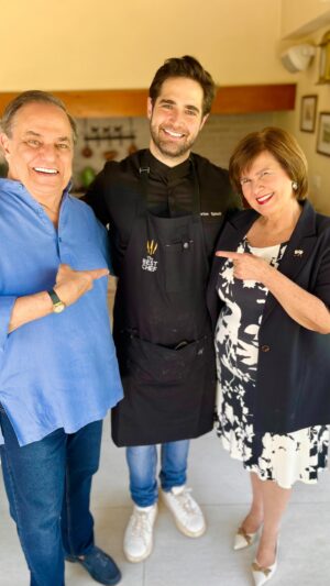 Ronnie Von Instagram - Hoje realizamos um almoço para amigos mais próximos e quem brilhou foi nosso querido chef @marlonspinelli 🍽️
Ele já virou o chef oficial da família, e isso se deve ao carinho e amor com que ele prepara seus eventos. Tudo estava impecável, do começo ao fim! 🤩
Obrigado pelo profissionalismo de sempre, e pelo nível de gastronomia que você apresentou hoje aqui em casa. Você arrasou, menu IMPECÁVEL! 🙏🏼