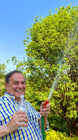 Ronnie Von Instagram - Já cuidou da sua plantinha hoje? 🌳 
Começou a primavera e o calor não está de brincadeira. 🥵 Da mesma forma que nós precisamos de água, nossas amiguinhas também 🪴💦
Cuidando da natureza você está cuidando de você também! Já pensou nisso bonitinha? E você bonitão? 🍃