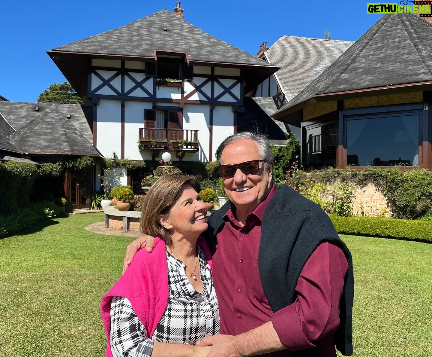 Ronnie Von - 23.6K Likes - Tem coisa mais importante que família? ♥️
Eu desconheço. Para mim estar na presença dos meus me transborda de alegria. Esse final de semana foi a vez de aproveitarmos Campos do Jordão e o aniversário da minha sogra, que completou 91 anos! 🙏🏼
Foi muito bom, confesso que valeu a viagem. Um beijão!