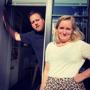 Ronny Brede Aase Instagram - Spontan podkast frå korona-karantene! Eg og Tuva har laga studio i stova. Podkasten heiter «I karantene» og er ein uformell, dagleg podkast om unntakstilstanden som pregar både hushaldninga og samfunnet. Bli med på vår vesle karantenefest, då vel!
