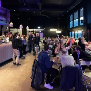 Ronny Brede Aase Instagram - Dette er stas å skrive: Reklame for eigen uteplass!! Vi har masa oss inn på laget som står bak Førde si nye perle. Uteservering ved elva, skamgod smashburger og ein nydeleg, hardtarbeidande gjeng i kulissene! Dette berre måtte vi bli ein del av! Ta turen innom Elvesus. Det har blitt ei nydeleg storstove.