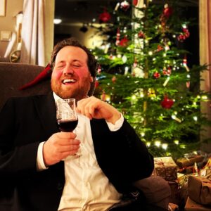 Ronny Brede Aase Instagram - Eg skålar i deilig raudvin, etter eit døgn med livleg omgangssjuke. Du verda kor udelikat julefeiringa brått kan bli! Men ja, skål! Skål for at alle får ei så god og sjukdomsfri julefeiring som mogleg. Og for at der kjem nye juler, utan oppkast og diaré. Og ei kjempeskål til alle de som har holdt oss med selskap i #nrkjulestemning ! Det har vore så gøy å lage førjulshygge, og så stas at så mange har både lytta og sendt mail. Tusen takk for laget!