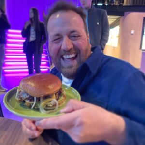 Ronny Brede Aase Instagram - Dette er stas å skrive: Reklame for eigen uteplass!! Vi har masa oss inn på laget som står bak Førde si nye perle. Uteservering ved elva, skamgod smashburger og ein nydeleg, hardtarbeidande gjeng i kulissene! Dette berre måtte vi bli ein del av! Ta turen innom Elvesus. Det har blitt ei nydeleg storstove.