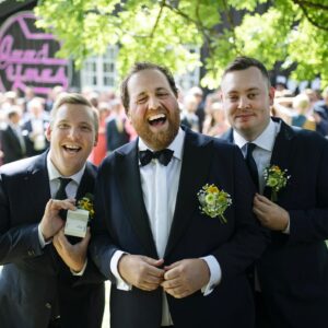Ronny Brede Aase Instagram - Og brått var året då vi gifta oss over! Året kor vi vart mann og kone på verdas finaste bryllaupsdag. 
Året då eg vart drukke ut på eit ølspa i Budapest, av den vakraste gjengen i verda. 
Eit år, som utanom dette - og ei gyrosfylt bryllaupsreise til Hellas, i hovudsak bestod av deilige, sjukdomsfrie kvardagar i eige hus og hage. Av eit familieliv som får hjartet til å hamre av glede, men som òg byr på søvnlause og trass. 
Og eg håpar eg får leve dette fine kvardagslivet òg i 2023. 
Godt nytt år, alle saman!