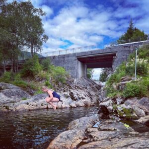 Ronny Brede Aase Instagram - Fellman tek bomba i min barndoms badekulp. Det følast som eg brukte alle soldagar der i oppveksten. Under brua, rett ved Vie Senter. Sat på berget, bada i det kalde vatnet og prøvde å skifte til og frå badeshorts under handkle med dårleg balanse. Og så gjekk eg heimatt, medan eg høyrde på «Heaven» med DJ Sammy eller «A thousand miles» av Vanessa Carlton eller «By The way» av Red Hot Chilipeppers på mp3-spelaren min. Den hadde plass til ca 12 låtar og var det kulaste eg eigde.
