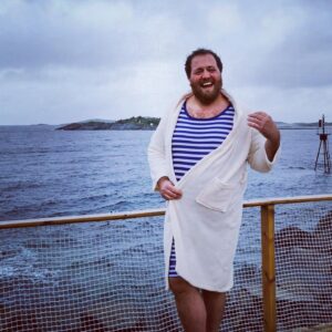 Ronny Brede Aase Instagram - Viser fram bademote og kosar meg på sommarbiltur. #nrksommer