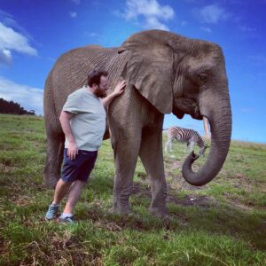 Ronny Brede Aase Instagram - Episk nok i seg sjølv å få tusle saman med ein elefant. Men så blir vi fadermeg photobomba av ein sebra i tillegg! For ei oppleving!
