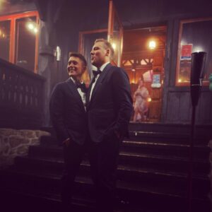Ronny Brede Aase Instagram - Eg og @tuvafellman kosa oss enormt, og eg syns det var sjukt stas å få vera @niklasbaarli sin forlover då han og @benjaminsilseth vart ekte ektefolk i går. Og for ein episk fest dei skipa til for å feira kjærleiken! Ein draumedag!