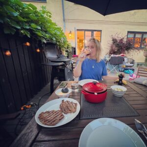 Ronny Brede Aase Instagram - Og brått var året då vi gifta oss over! Året kor vi vart mann og kone på verdas finaste bryllaupsdag. 
Året då eg vart drukke ut på eit ølspa i Budapest, av den vakraste gjengen i verda. 
Eit år, som utanom dette - og ei gyrosfylt bryllaupsreise til Hellas, i hovudsak bestod av deilige, sjukdomsfrie kvardagar i eige hus og hage. Av eit familieliv som får hjartet til å hamre av glede, men som òg byr på søvnlause og trass. 
Og eg håpar eg får leve dette fine kvardagslivet òg i 2023. 
Godt nytt år, alle saman!