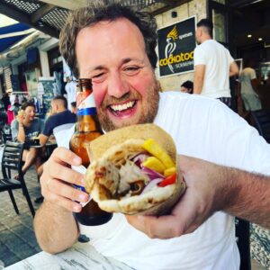 Ronny Brede Aase Instagram - Og brått var året då vi gifta oss over! Året kor vi vart mann og kone på verdas finaste bryllaupsdag. 
Året då eg vart drukke ut på eit ølspa i Budapest, av den vakraste gjengen i verda. 
Eit år, som utanom dette - og ei gyrosfylt bryllaupsreise til Hellas, i hovudsak bestod av deilige, sjukdomsfrie kvardagar i eige hus og hage. Av eit familieliv som får hjartet til å hamre av glede, men som òg byr på søvnlause og trass. 
Og eg håpar eg får leve dette fine kvardagslivet òg i 2023. 
Godt nytt år, alle saman!