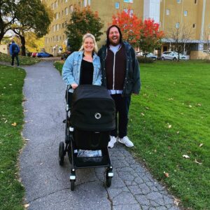 Ronny Brede Aase Instagram - Det vart eit annleis år, fylt av uvisse, redsel og mørke. Men her, inni vårt vesle hus, har vi aldri opplevd noko større. Her har vore varme, gledestårer og totalt kaos. Og ein eim av sur melk. Både der ute, og her inne, skal nok alt vere rart ei stund til. Men eg håpar 2021 etterkvart viser seg å vera både nært, fint og varmt. Godt nytt år, då du!