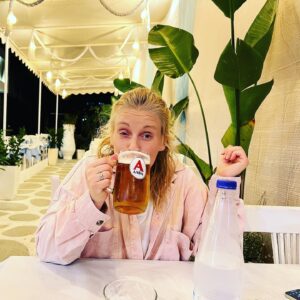 Ronny Brede Aase Instagram - Og brått var året då vi gifta oss over! Året kor vi vart mann og kone på verdas finaste bryllaupsdag. 
Året då eg vart drukke ut på eit ølspa i Budapest, av den vakraste gjengen i verda. 
Eit år, som utanom dette - og ei gyrosfylt bryllaupsreise til Hellas, i hovudsak bestod av deilige, sjukdomsfrie kvardagar i eige hus og hage. Av eit familieliv som får hjartet til å hamre av glede, men som òg byr på søvnlause og trass. 
Og eg håpar eg får leve dette fine kvardagslivet òg i 2023. 
Godt nytt år, alle saman!
