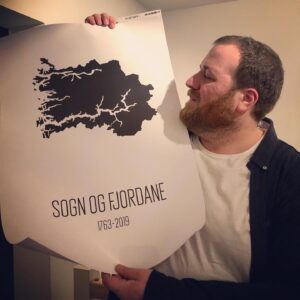 Ronny Brede Aase Instagram - Har fått kunst til jul. Skal få hedersplass i huset. Takk for identiteten, stoltheita og tryggleiken, Sogn og Fjordane. Og takk for gåva, @monabaase