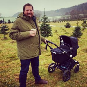 Ronny Brede Aase Instagram - Det vart eit annleis år, fylt av uvisse, redsel og mørke. Men her, inni vårt vesle hus, har vi aldri opplevd noko større. Her har vore varme, gledestårer og totalt kaos. Og ein eim av sur melk. Både der ute, og her inne, skal nok alt vere rart ei stund til. Men eg håpar 2021 etterkvart viser seg å vera både nært, fint og varmt. Godt nytt år, då du!