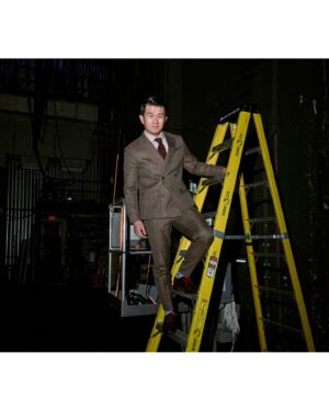 Ronny Chieng Instagram - DALLAS! THANK YOU FOR SELLING OUT MY SHOW @majestictheatredallas! And thanks to @thefumiabe and DJ @tonytrimm for being on the show. 📸: @kx0101 
👔: @latoiacunningham @bonobos
