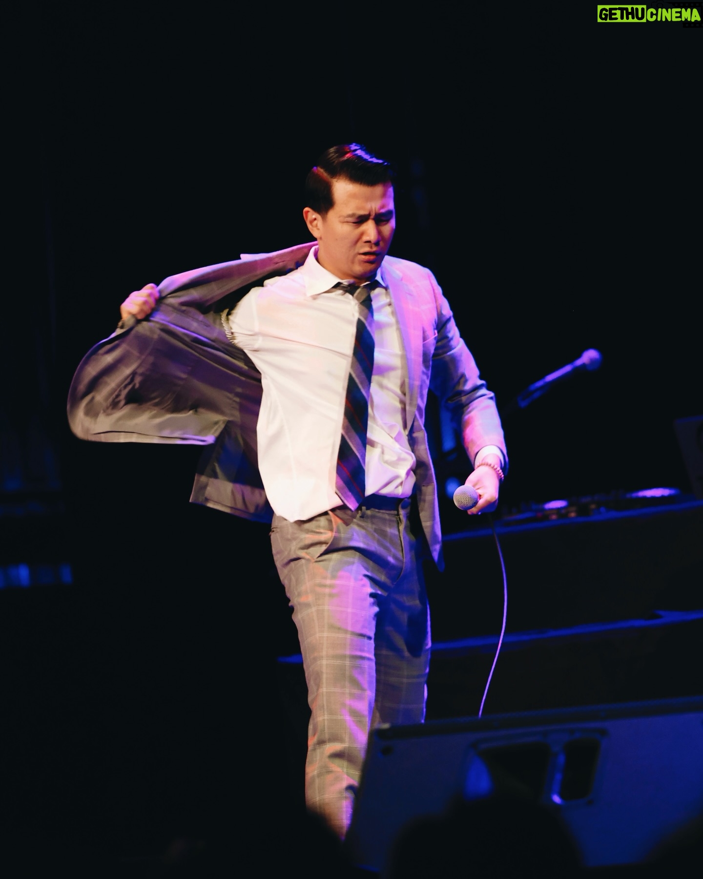 Ronny Chieng - 4.9K Likes - BOSTON! YOU ARE THIS MANCHESTER NEW HAMPSHIRE KID’S HOMETOWN CHINATOWN! Thank you for selling out FOUR SHOWS at @the_wilbur AND BOSTON MAYOR MICHELLE WU @mayorwu FOR COMING! My Dad would have loved this! And thanks to @andreajin and DJ @tonytrimm for being on the show.
📸: @jordanashleighf 👔: @latoiacunningham @bonobos 🎨: @igloo.toast.pop