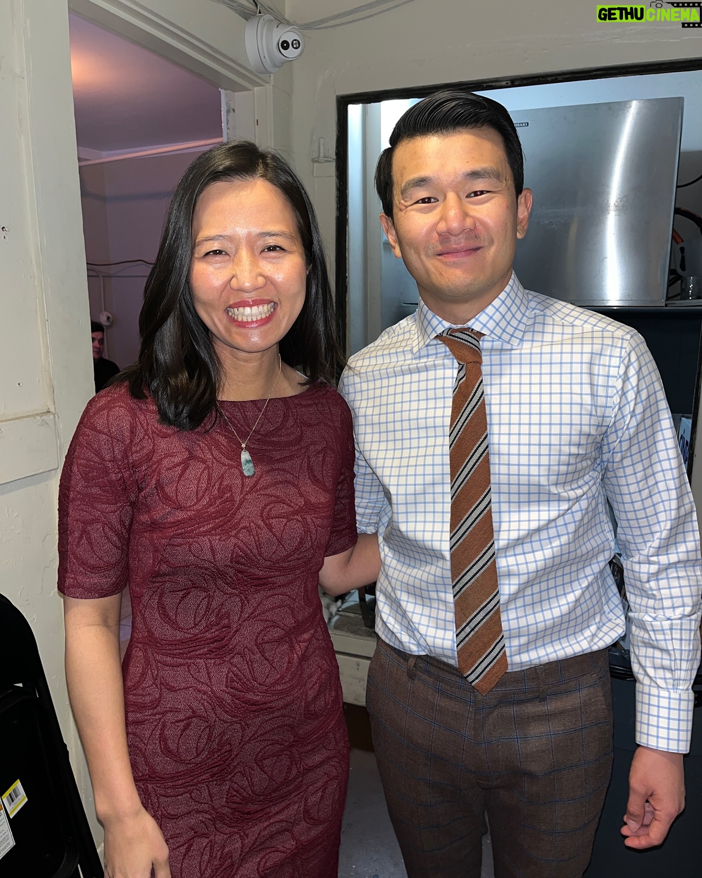 Ronny Chieng - 4.9K Likes - BOSTON! YOU ARE THIS MANCHESTER NEW HAMPSHIRE KID’S HOMETOWN CHINATOWN! Thank you for selling out FOUR SHOWS at @the_wilbur AND BOSTON MAYOR MICHELLE WU @mayorwu FOR COMING! My Dad would have loved this! And thanks to @andreajin and DJ @tonytrimm for being on the show.
📸: @jordanashleighf 👔: @latoiacunningham @bonobos 🎨: @igloo.toast.pop