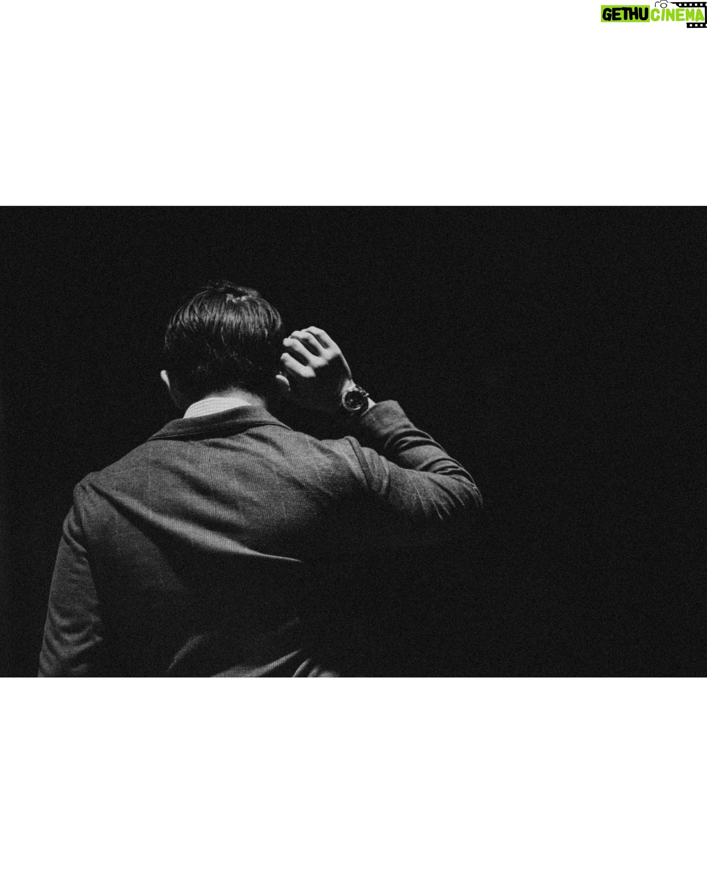 Ronny Chieng - 5.2K Likes - CHARLESTON, SOUTH CAROLINA! I loved visiting your beautiful town. Thank you @chsmusichall and DJ @tonytrimm and @cliffcashcomedy for being on the show! 📸: @dynesmedia
👔: @latoiacunningham @bonobos 🎨: @igloo.toast.pop