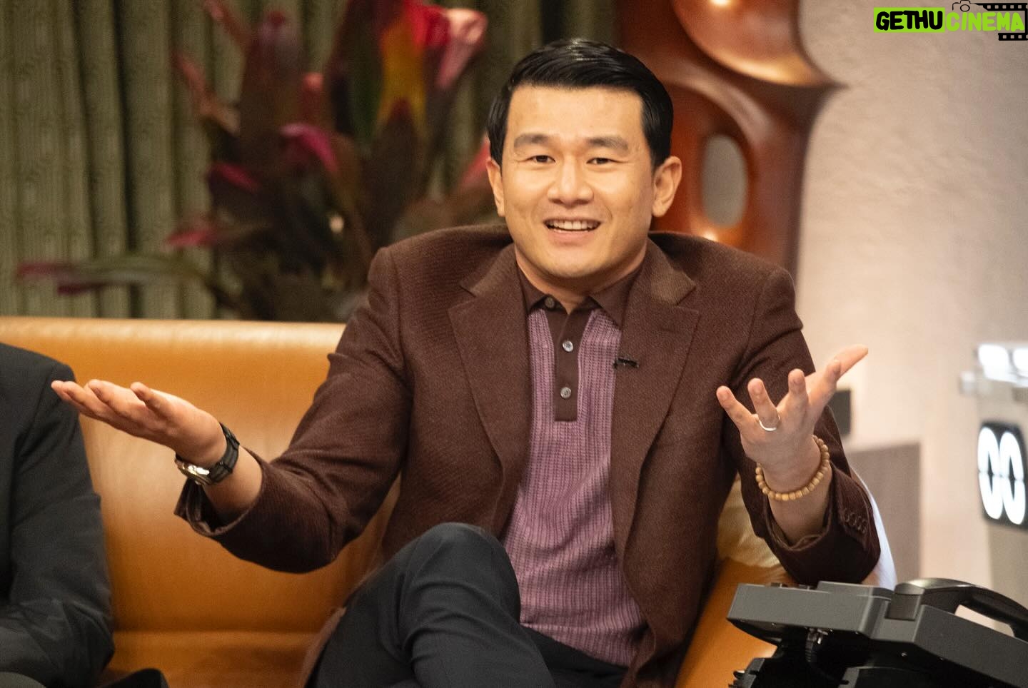 Ronny Chieng - 3.3K Likes - @johnmulaney Presents: Everybody’s in LA @netflixisajoke with @therealelvira, @sarahkatesilverman, @seguratom, @realrichardkind, and @stopsmokingstartliving.
💄 @makeupbyyukina
👔 @chloekeiko
📸 Courtesy of Netflix