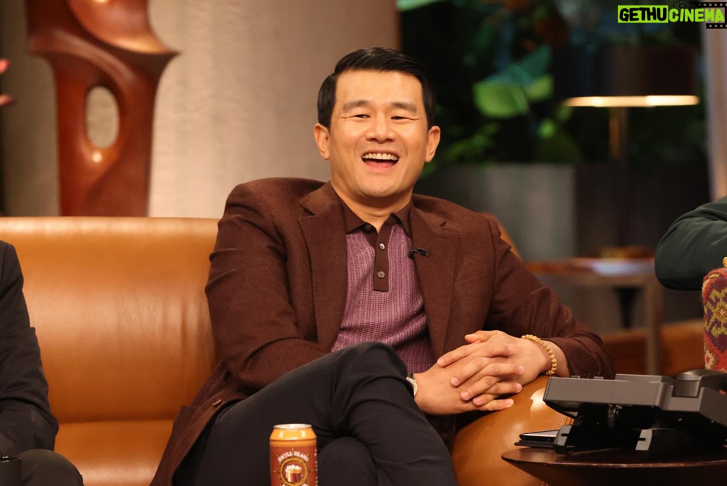 Ronny Chieng - 3.3K Likes - @johnmulaney Presents: Everybody’s in LA @netflixisajoke with @therealelvira, @sarahkatesilverman, @seguratom, @realrichardkind, and @stopsmokingstartliving.
💄 @makeupbyyukina
👔 @chloekeiko
📸 Courtesy of Netflix