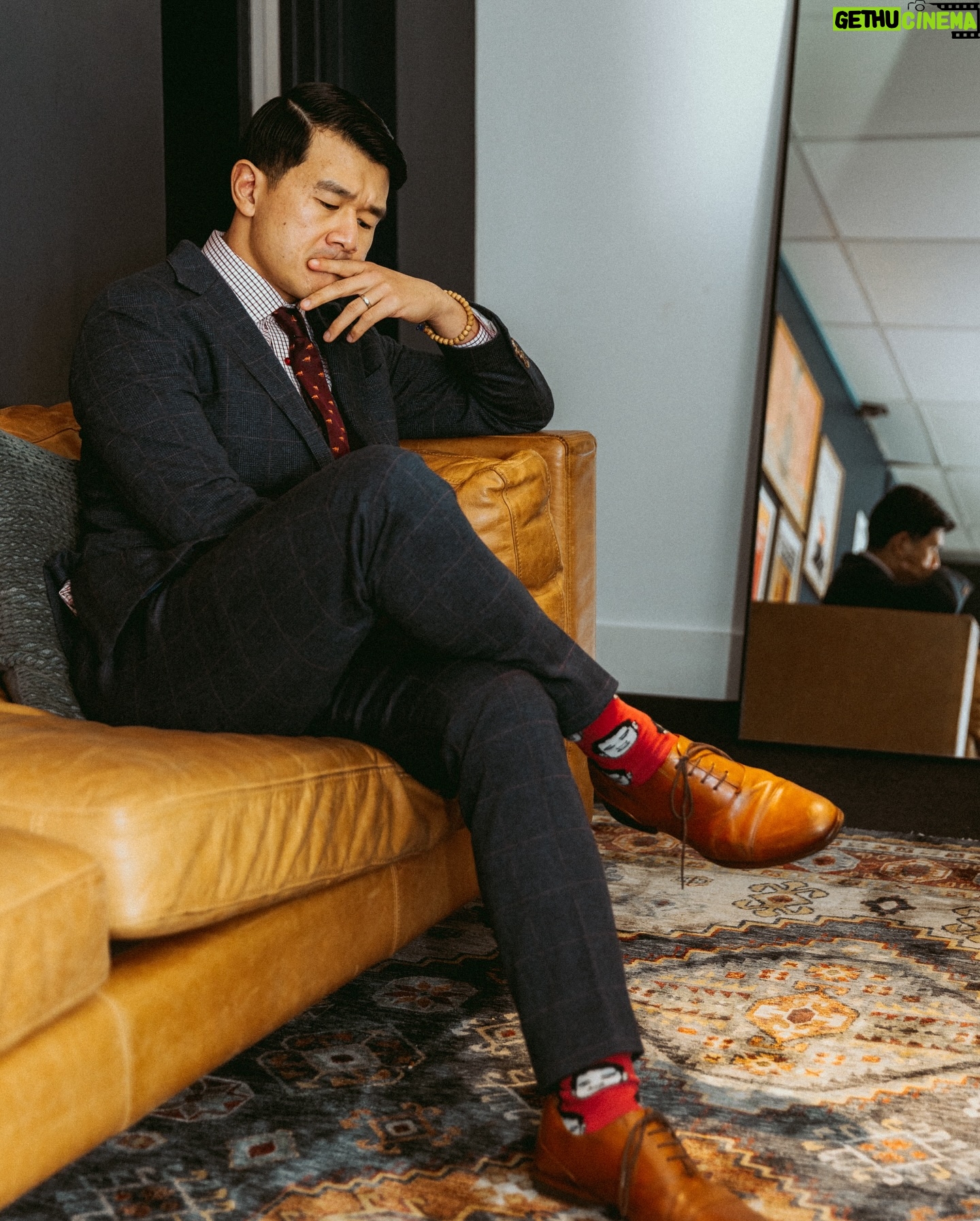 Ronny Chieng - 5.2K Likes - CHARLESTON, SOUTH CAROLINA! I loved visiting your beautiful town. Thank you @chsmusichall and DJ @tonytrimm and @cliffcashcomedy for being on the show! 📸: @dynesmedia
👔: @latoiacunningham @bonobos 🎨: @igloo.toast.pop