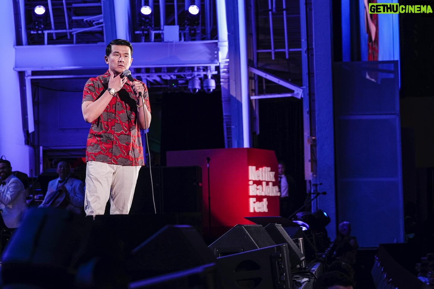 Ronny Chieng - 4.6K Likes - SETH ROGEN SMOKES THE BOWL @netflixisajoke with @sethrogen, @janellejamescomedy, @ramy, @wilfredburr, @snoopdogg, @postmalone & @lildickygram
📸 THE @candytman
