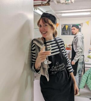 Rose-Aimée Automne T. Morin Instagram - C’était fête, à la cuisine collective de ce mois-ci! <3 (Habituellement, on ne boit pas quand on cuisine des dizaines de repas en quatre heures, mais c’est Noël…)