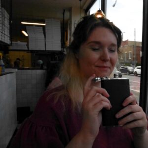 Rose-Aimée Automne T. Morin Instagram - On a fait une parade entre quatre des meilleures pizzerias de Montréal pour la fête de cet homme d’exception (avec un arrêt bowling   pepperoni dans la poche). Il en aurait mérité quatre fois plus, mais un moment donné, le système digestif a ses limites… 📷: un peu tout le monde, mais surtout @amelie__grenier