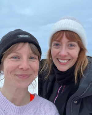 Rose-Aimée Automne T. Morin Instagram - Le soleil qui se lève, le golfe, les îles, les baigneuses, @___vanessabell (enfin!), une équipe de tournage douce et talentueuse; le plus beau 1er février, quoi. J’ai piqué toutes ces images à Vanessa, sirène avec laquelle c’est un honneur de pateauger. Et l’incroyable baril a été créé par l’artiste Annie Morin!