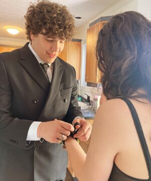 Rose-Aimée Automne T. Morin Instagram - Être invitée au bal de mon neveu = un des grands accomplissements de ma vie. (À Farnham, les finissants doivent trouver une manière originale de faire leur arrivée. Simone et lui étaient dans un quadriporteur déguisé en voiture!)