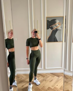 Rose Reid Instagram - mirror pics, recent views, and colorful food from Budapest, Trento, Rome, and Terracina🌲
