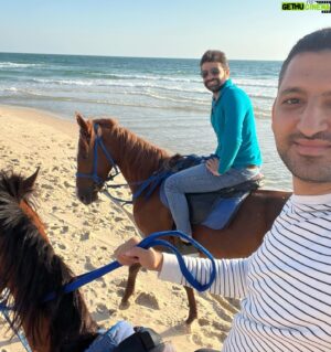 Roshdi Sarraj Instagram - الخَيلُ أعلمُ بفرسانها 🐎 

#gaza #horse #ride #sea #beach #sunset #today #photography #instagram