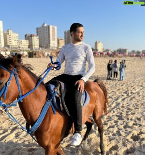 Roshdi Sarraj Instagram - الخَيلُ أعلمُ بفرسانها 🐎 

#gaza #horse #ride #sea #beach #sunset #today #photography #instagram
